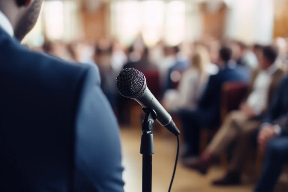 conferinta tehnici si metode de interventie in psihologia sportului 011 Microfon pe podium la conferință.