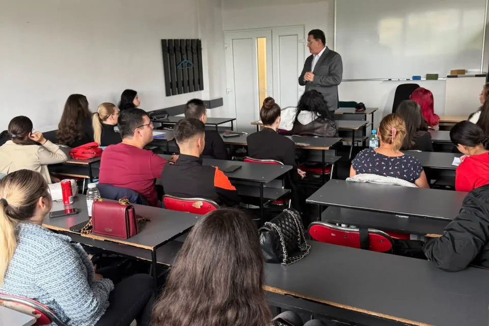 Curs universitar cu studenți în sala de clasă.