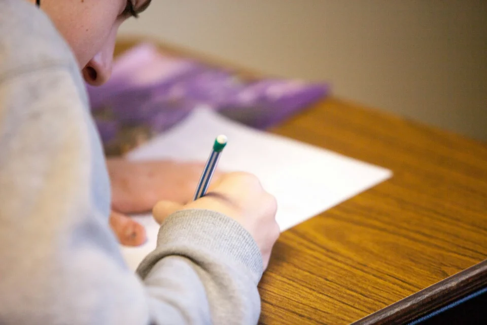 photo by ben mullins person using pencil